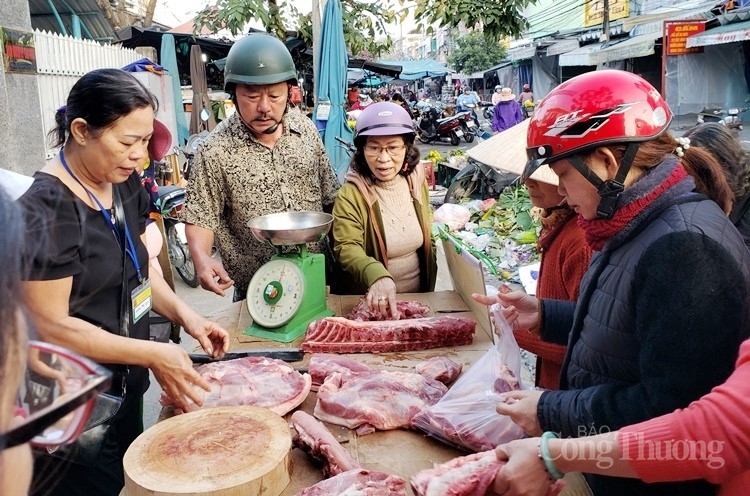 Người dân Đà Nẵng xếp hàng mua thịt heo bình ổn giá nguoi dan da nang xep hang mua thit heo binh on gia