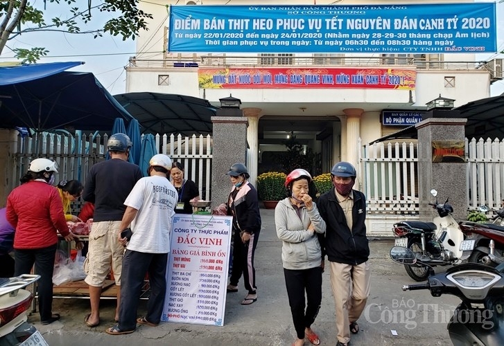 Người dân Đà Nẵng xếp hàng mua thịt heo bình ổn giá nguoi dan da nang xep hang mua thit heo binh on gia