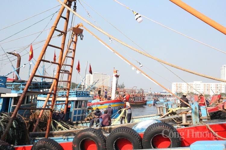 nhung chuyen tau boi thu khep lai nam bien thuan