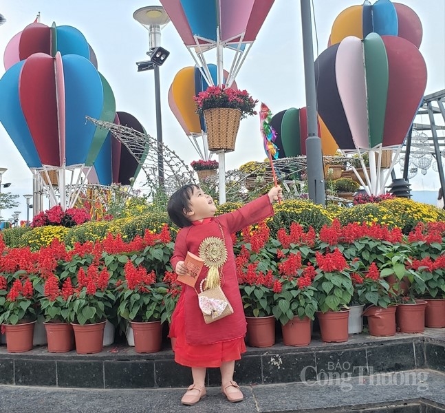 sac xuan tran day tren duong hoa da nang