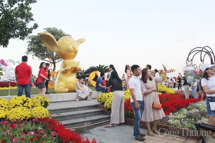 sac xuan tran day tren duong hoa da nang