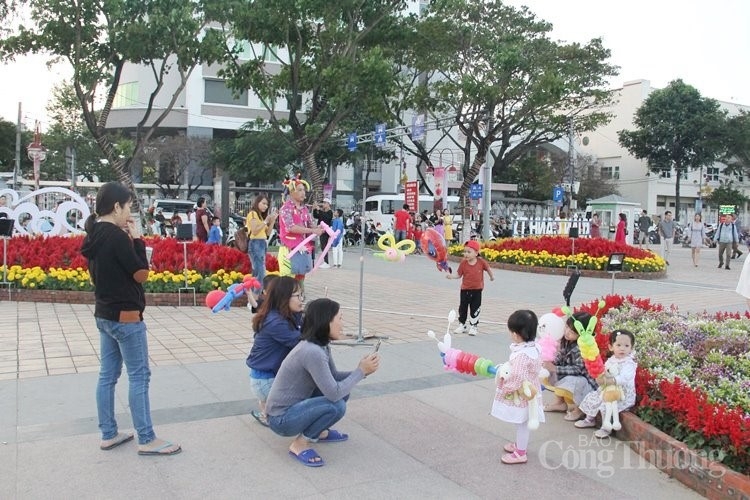 sac xuan tran day tren duong hoa da nang