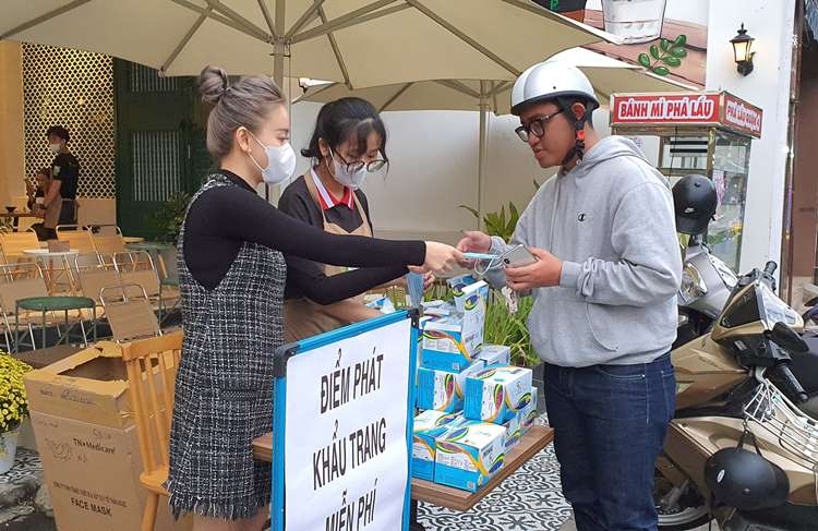 da nang hoi an am long nhung diem phat khau trang y te mien phi