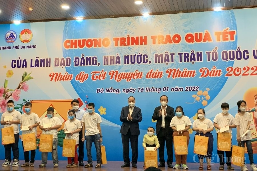 Chủ tịch nước Nguyễn Xuân Phúc thăm, tặng quà tết cho hộ nghèo tại TP. Đà Nẵng Chủ tịch nước Nguyễn Xuân Phúc thăm, tặng quà tết cho hộ nghèo tại TP. Đà Nẵng