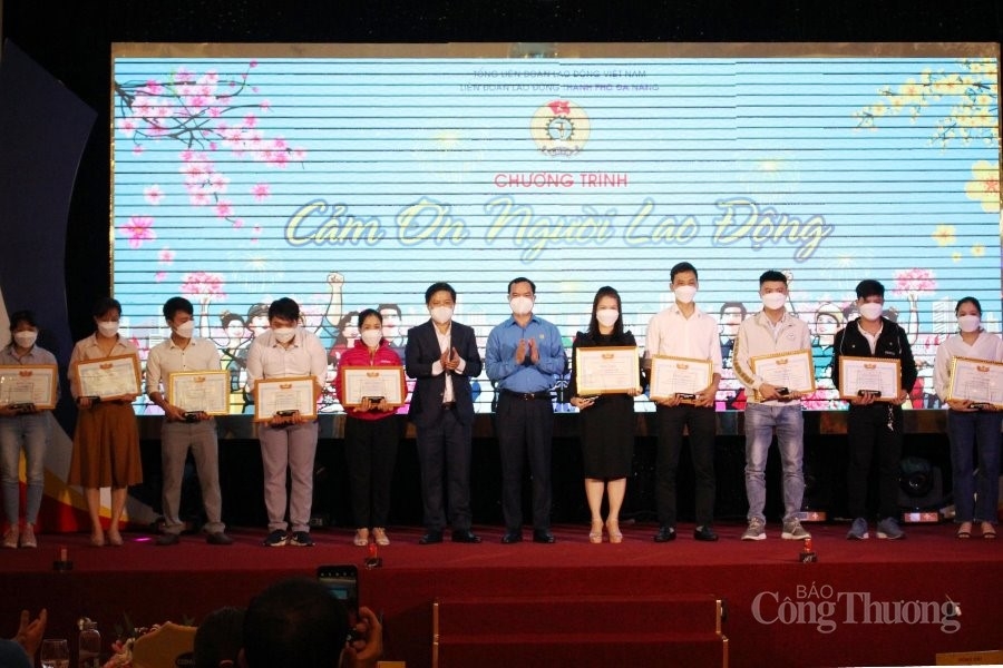 Đà Nẵng: Trao tặng 19.800 suất quà Tết cho công nhân, người lao động khó khăn Đà Nẵng: Trao tặng 19.800 suất quà Tết cho công nhân, người lao động khó khăn