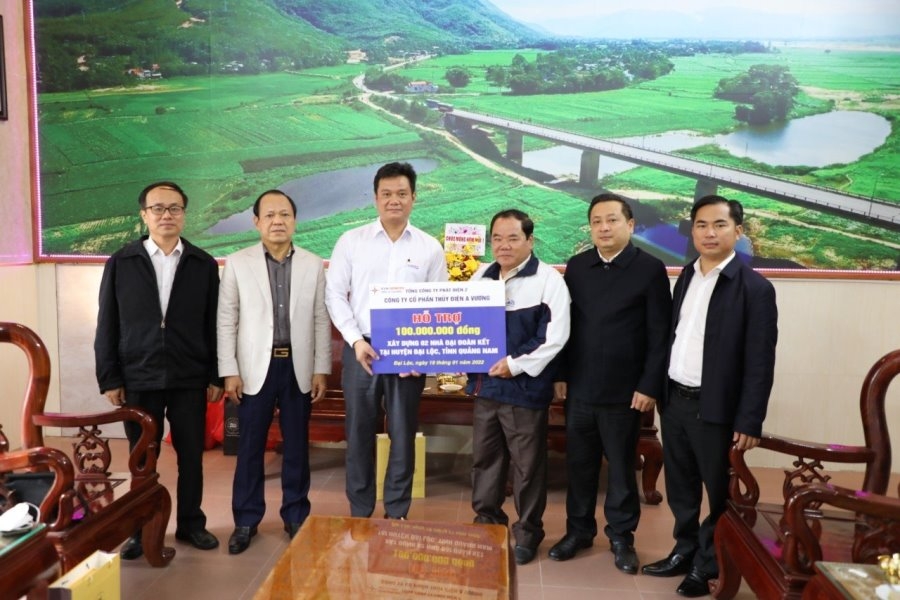 Thuỷ điện A Vương trao tặng 2 nhà đại đoàn kết cho hộ nghèo Quảng Nam