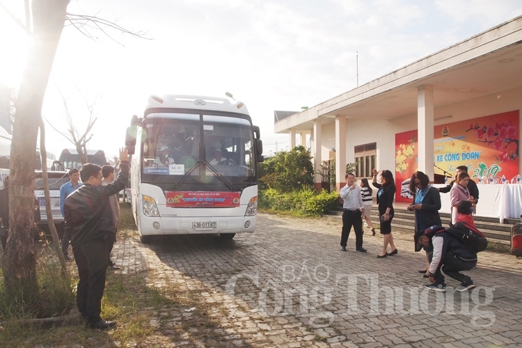 da nang dua hon 2000 cong nhan ngoai tinh ve que an tet