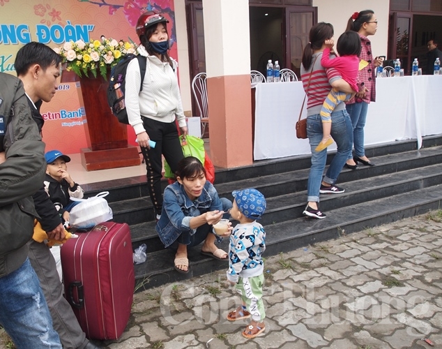 da nang dua hon 2000 cong nhan ngoai tinh ve que an tet