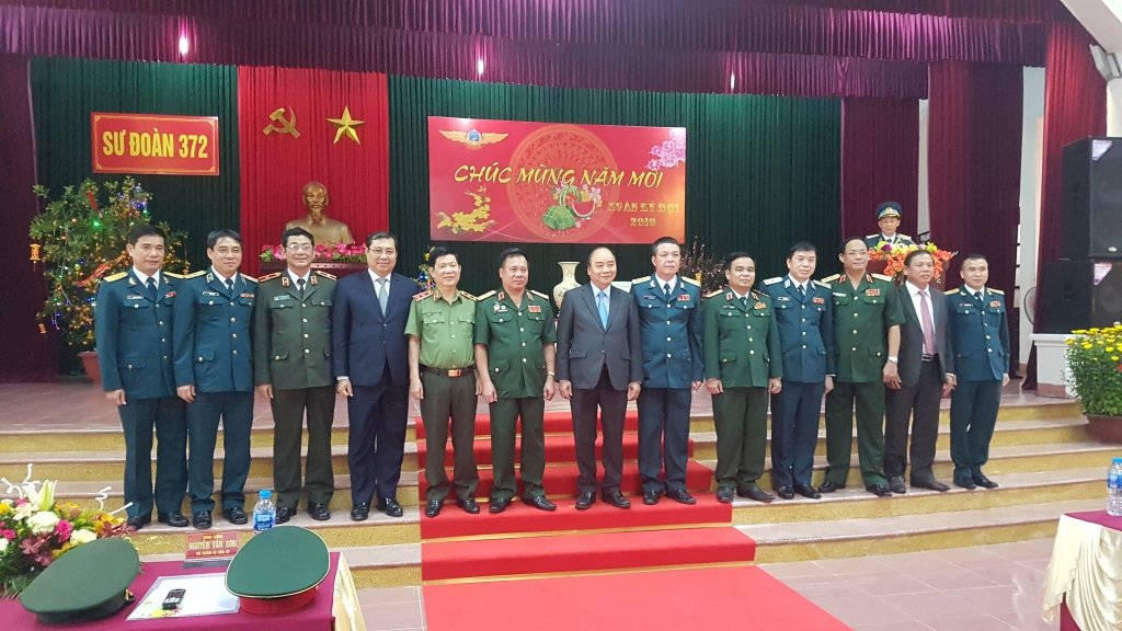 thu tuong nguyen xuan phuc chuc tet su doan khong quan 372