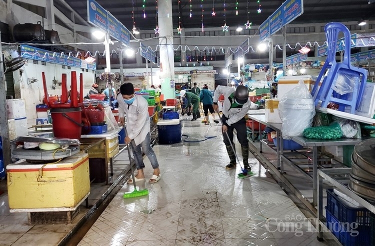Đà Nẵng: Đồng loạt phun khử trùng, chống độc tại các chợ lớn da nang dong loat phun khu trung chong doc tai cac cho lon