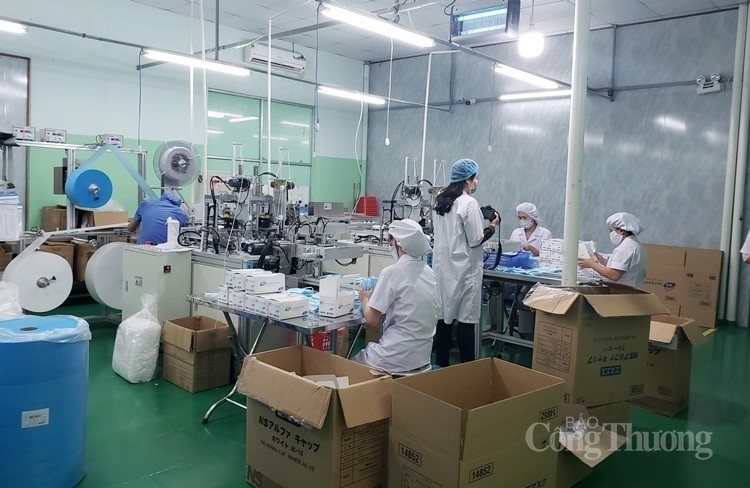 Bên trong nhà máy sản xuất khẩu trang y tế bình ổn giá ben trong nha may san xuat khau trang y te binh on gia