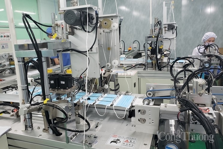 Bên trong nhà máy sản xuất khẩu trang y tế bình ổn giá ben trong nha may san xuat khau trang y te binh on gia