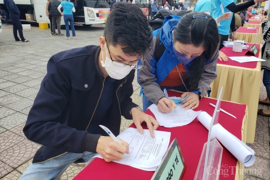 Đà Nẵng: Những chuyến xe đảm bảo phòng chống Covid – 19 đưa người lao động về quê đón Tết