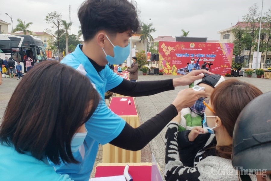 Đà Nẵng: Những chuyến xe đảm bảo phòng chống Covid – 19 đưa người lao động về quê đón Tết