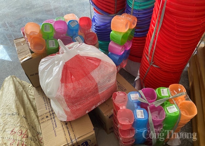 da nang ban giao nhu yeu pham phuc vu cong tac cach ly tai ky tuc xa phia tay