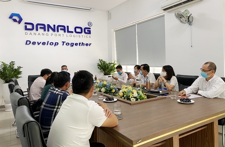 Hàng trăm container đang “tắc” tại cửa khẩu Lao Bảo can som co giai phap cho hang hoa tac tai cua khau lao bao