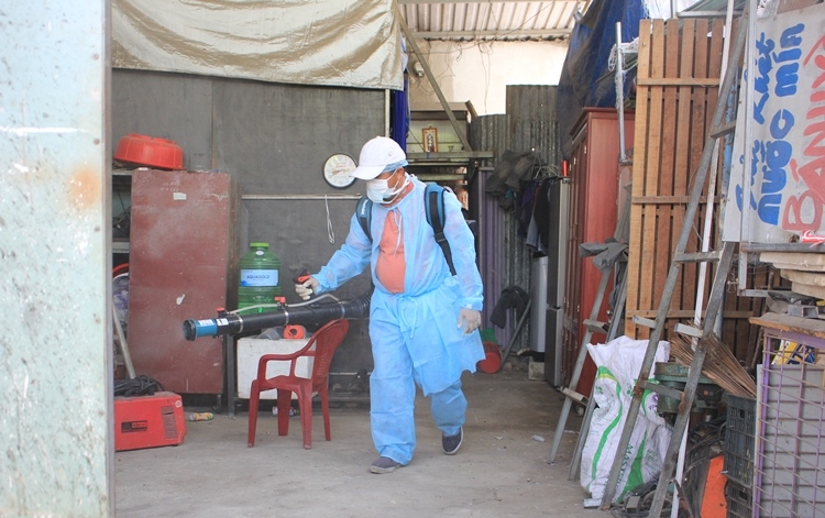 da nang phun khu trung cac khu nha tro va phat mien phi nuoc rua tay diet khuan cho nguoi lao dong