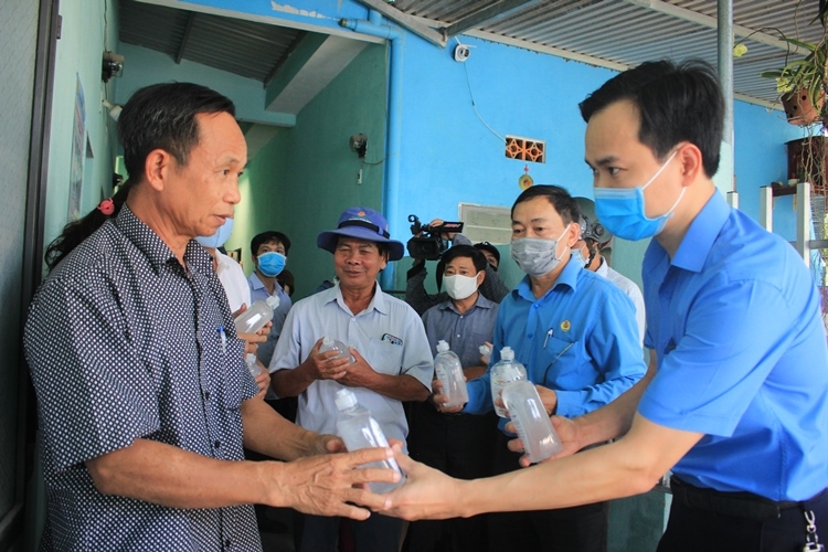 da nang phun khu trung cac khu nha tro va phat mien phi nuoc rua tay diet khuan cho nguoi lao dong