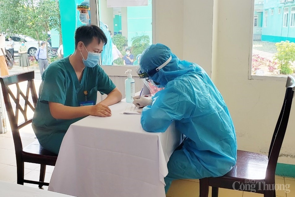 Đà Nẵng: 100 liều vaccine ngừa Covid - 19 đầu tiên được tiêm cho nhân viên, y tế tuyến đầu chống dịch