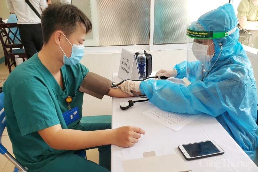 Đà Nẵng: 100 liều vaccine ngừa Covid - 19 đầu tiên được tiêm cho nhân viên, y tế tuyến đầu chống dịch