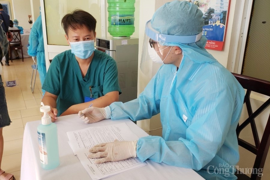 Đà Nẵng: 100 liều vaccine ngừa Covid - 19 đầu tiên được tiêm cho nhân viên, y tế tuyến đầu chống dịch