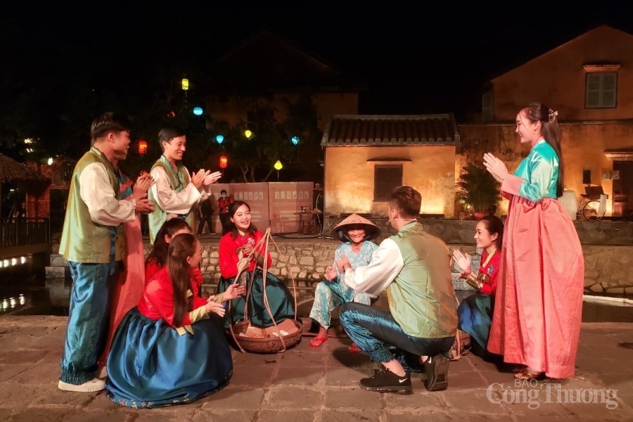 Hàng nghìn du khách mãn nhãn với “Hội An Show”