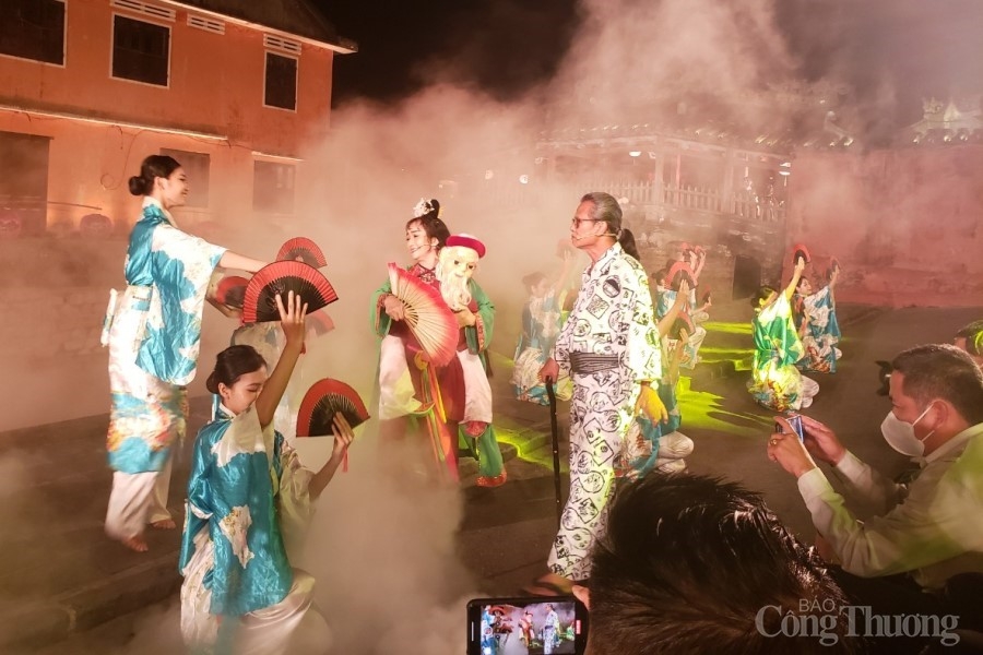 Hàng nghìn du khách mãn nhãn với “Hội An Show”
