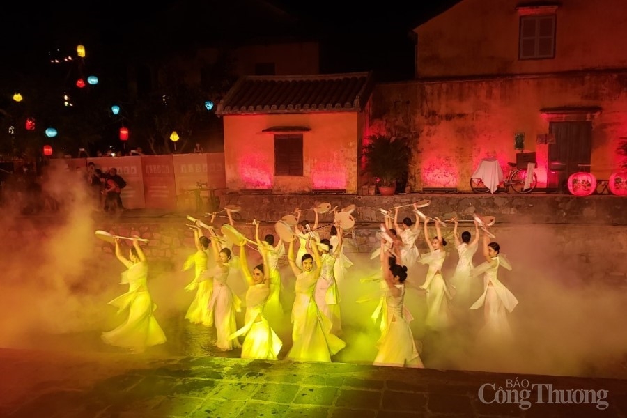Hàng nghìn du khách mãn nhãn với “Hội An Show”