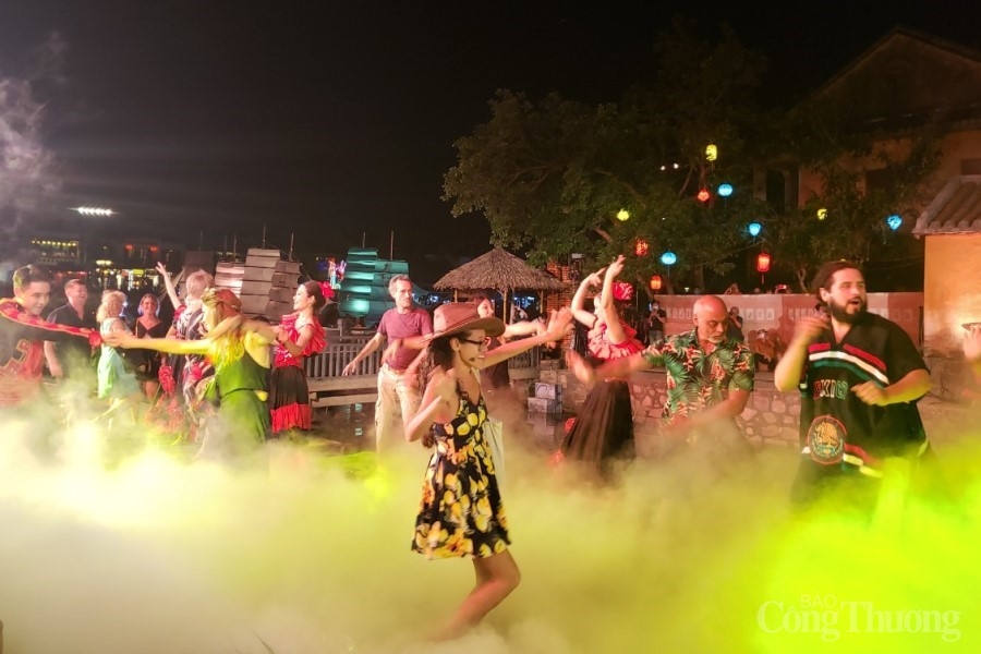 Hàng nghìn du khách mãn nhãn với “Hội An Show”