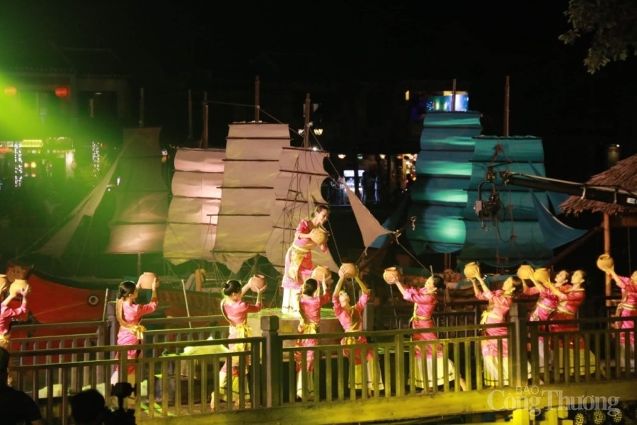 Hàng nghìn du khách mãn nhãn với “Hội An Show”