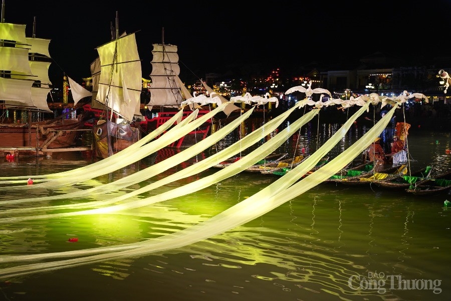 Hàng nghìn du khách mãn nhãn với “Hội An Show”