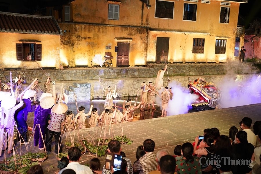 Hàng nghìn du khách mãn nhãn với “Hội An Show”