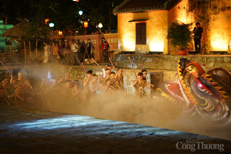 Hàng nghìn du khách mãn nhãn với “Hội An Show”