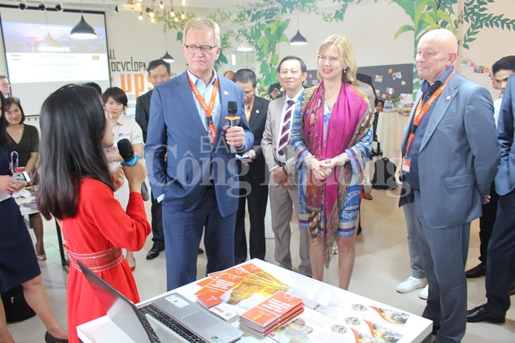 Ấn tượng với các startup du lịch Việt Nam bo truong bo co so ha tang va moi truong ha lan an tuong voi cac startup du lich viet nam