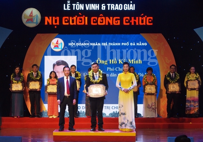 top 10 nu cuoi cong chuc da nang ho la ai