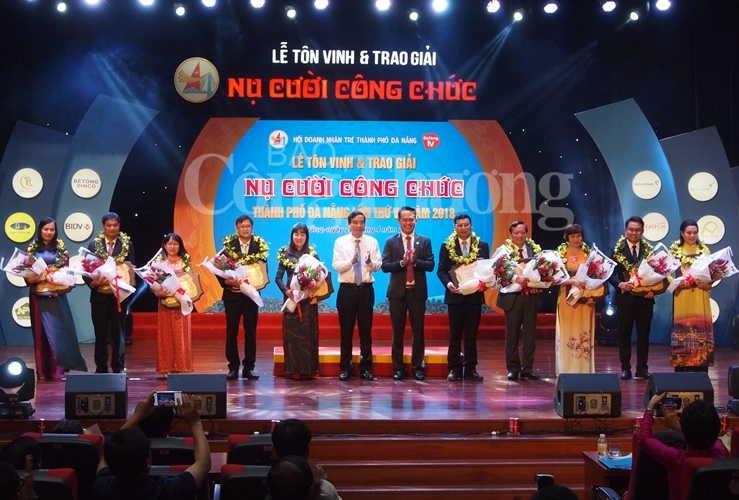 top 10 nu cuoi cong chuc da nang ho la ai
