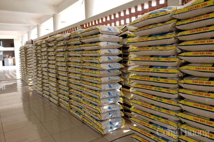 Ấm áp tình người mùa dịch Covid - 19 với “Hạt gạo tình thương” am ap tinh nguoi mua dich covid 19 voi hat gao tinh thuong