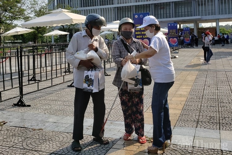 Ấm áp tình người mùa dịch Covid - 19 với “Hạt gạo tình thương” am ap tinh nguoi mua dich covid 19 voi hat gao tinh thuong