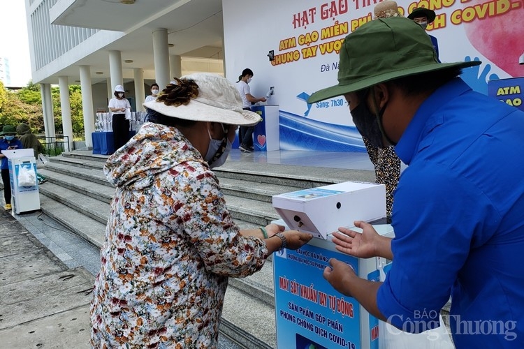 Ấm áp tình người mùa dịch Covid - 19 với “Hạt gạo tình thương” am ap tinh nguoi mua dich covid 19 voi hat gao tinh thuong