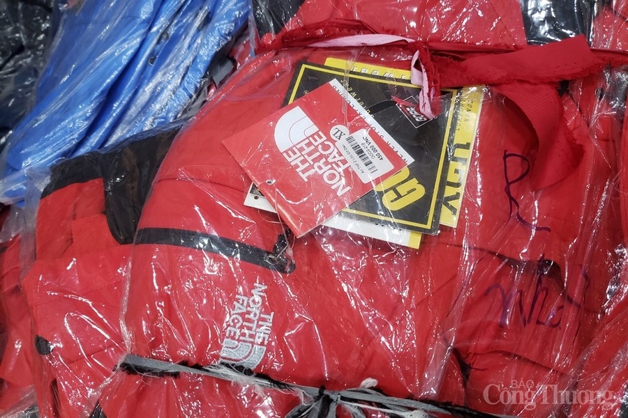 Đà Nẵng: Tạm giữ hơn 2.000 sản phẩm hàng hóa không rõ nguồn gốc xuất xứ, nghi giả mạo nhãn hiệu