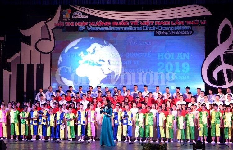 den hoi an thuong thuc dai tiec am nhac tai hoi thi hop xuong quoc te viet nam