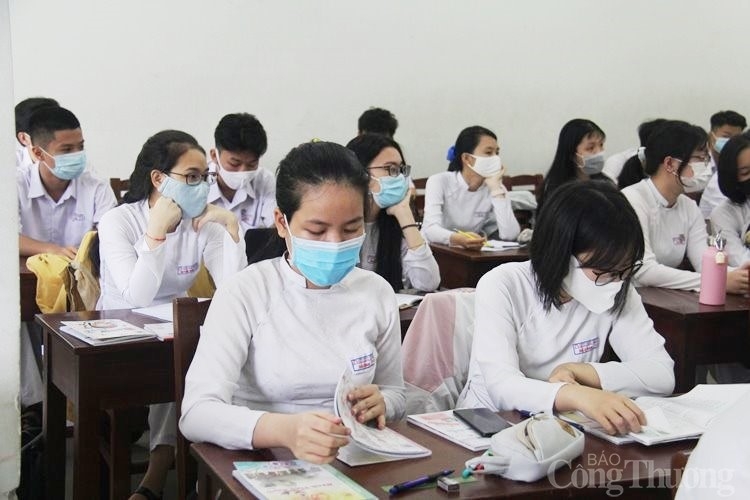 mien trung hoc sinh cac cap di hoc tro lai trong dieu kien duoc dam bao an toan