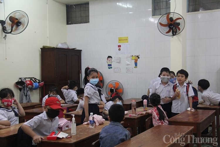 mien trung hoc sinh cac cap di hoc tro lai trong dieu kien duoc dam bao an toan