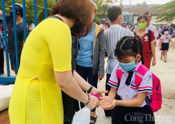 mien trung hoc sinh cac cap di hoc tro lai trong dieu kien duoc dam bao an toan