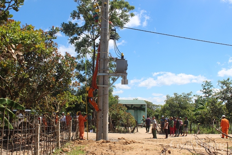“Cõng điện” lên làng căn cứ cách mạng Pờ Yầu cong dien len lang can cu cach mang po yau