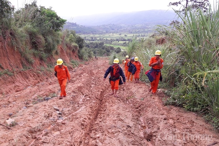 “Cõng điện” lên làng căn cứ cách mạng Pờ Yầu cong dien len lang can cu cach mang po yau