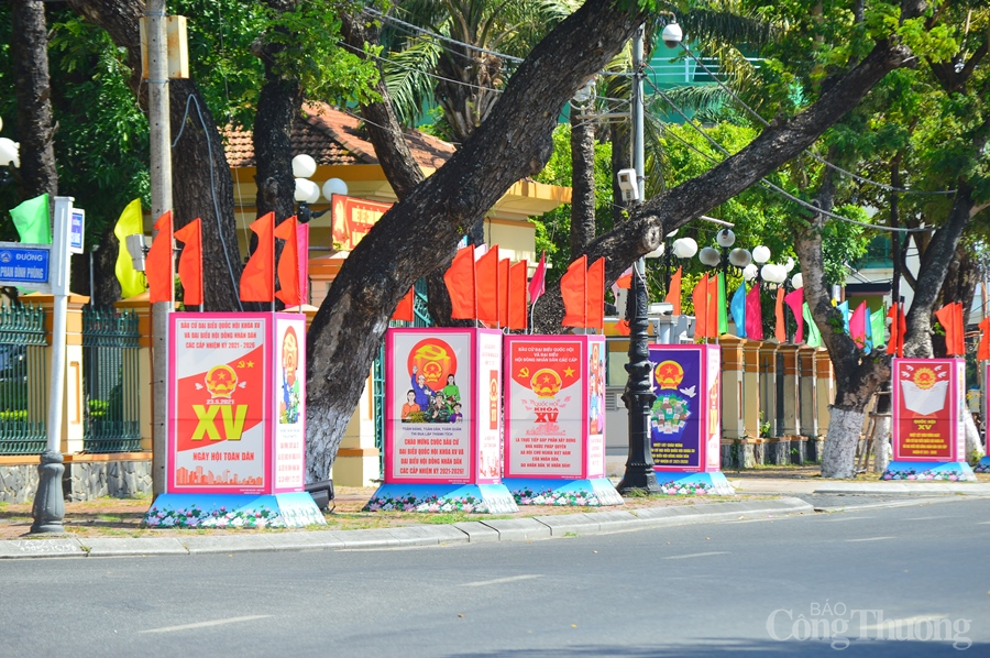 Đà Nẵng: Cờ hoa rực rỡ sẵn sàng cho ngày hội bầu cử toàn dân