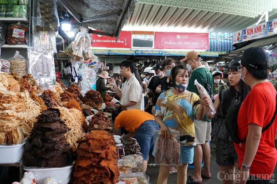 Đà Nẵng: Các cửa hàng, siêu thị đặc sản đông nghẹt khách du lịch