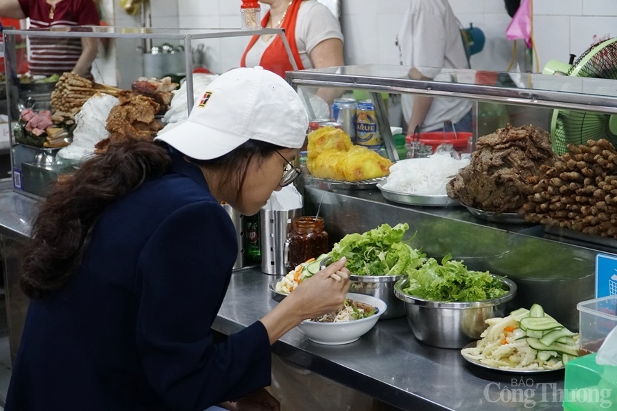 Đà Nẵng: Các cửa hàng, siêu thị đặc sản đông nghẹt khách du lịch