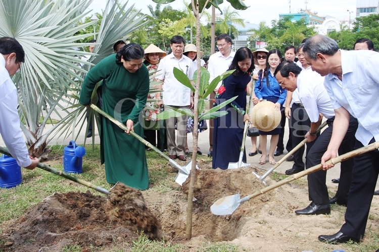pho chu tich quoc hoi tong thi phong tang qua cho thieu nhi da nang